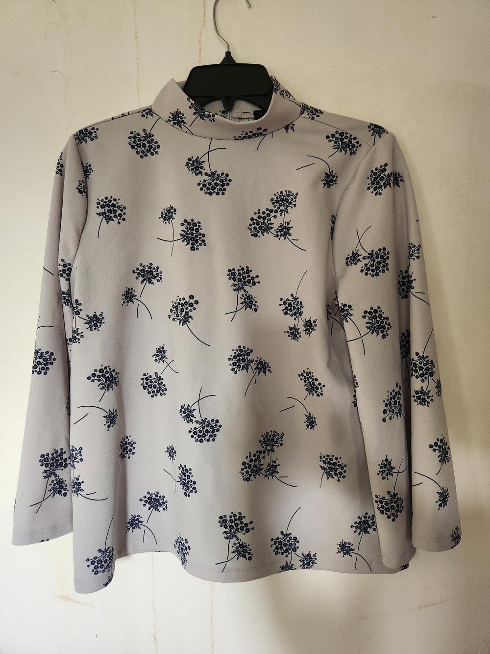 💕5/$25 Ann Taylor Light Gray Mock Neck Top with Navy Floral Print